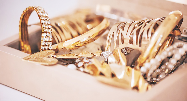 Как правильно избавляться от подаренных часов и ювелирных изделий